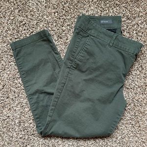 Kut from the Kloth Crop Trouse RN #58539 in dark green size 8